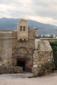 Torreón y puerta de las "cinco palabras" en Melilla la Vieja
